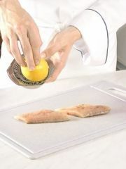 Приготовление блюда по рецепту - Рыба под «шубой» из сыра. Шаг 1