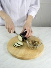Приготовление блюда по рецепту - Рулетики из камбалы с грибами и орехами. Шаг 4