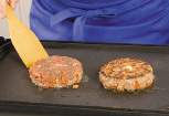 Приготовление блюда по рецепту - Гамбургеры гриль с маринованным луком. Шаг 7