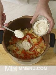 Приготовление блюда по рецепту - Рагу из овощей со сметанным соусом. Шаг 2