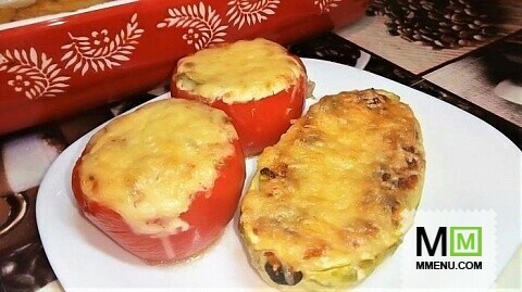 Фаршированные творогом помидоры и кабачки. запеченные под сыром