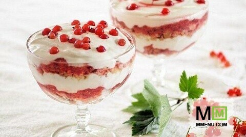 Слоеный десерт из печенья, ягод и йогурта