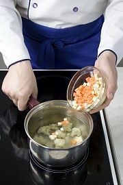 Приготовление блюда по рецепту - Заливное с куриным филе. Шаг 2